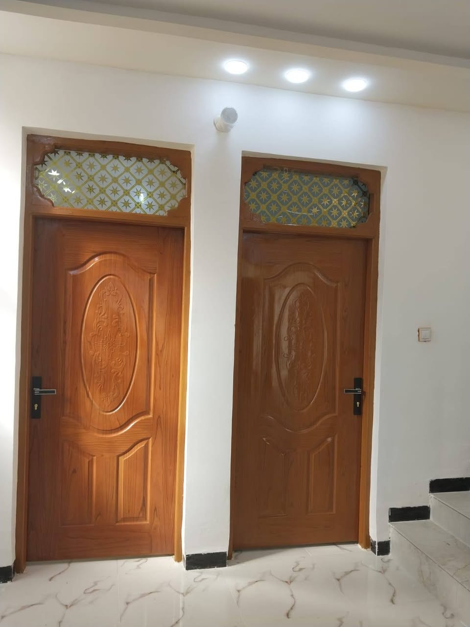 للبيع ثالث بيت عن الشارع
مساحه 160م فارغ مامسكون مسجل بلبلديه ومرقم بناء حديث 
يتكون من غرفتين وصاله واستقبال ومطبخ وصحيات داخله وخارجيه ومكشوفتين مع طارمه اجبيره 
بناء طابوك السكف صب كونكريت اساس صب كونكريت عالي عن الشارع شارع عريض العنوان شارع المطار الجديد شارع الحوزه بلبدايه السعر85بي مجال للستفسار اتصل ***********مكتب بركات الصدرين للعقار شارع الحوزه
