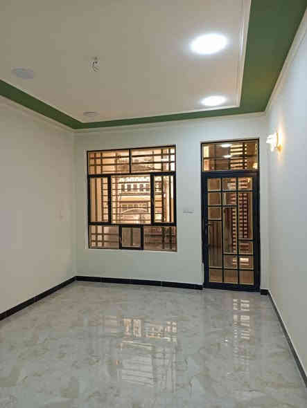 مساحة ٨٠ متر بناء فول درجة اولى 
يحتوي الطابق الأرضي على طرمة زصالة ومطبخ وخدمات وغرفة نوم كبيرة 
والطابق الثاني يحتوي على ٣ غرف نوم وخدمات 
والثالث بيتونة وسطحين امامي وخلفي
البيت كله الواح بورسلين ومزود بشافطات ومأسس منظومة كاميرات وانتريت وكل الغرف ديكور صبغ 
للاستفسار أكثر يرجى مراجعة مكتب الزبيدي الهندسي العنوان حي القاهرة بظهر تانكي المي او الاتصال على: 
***********
