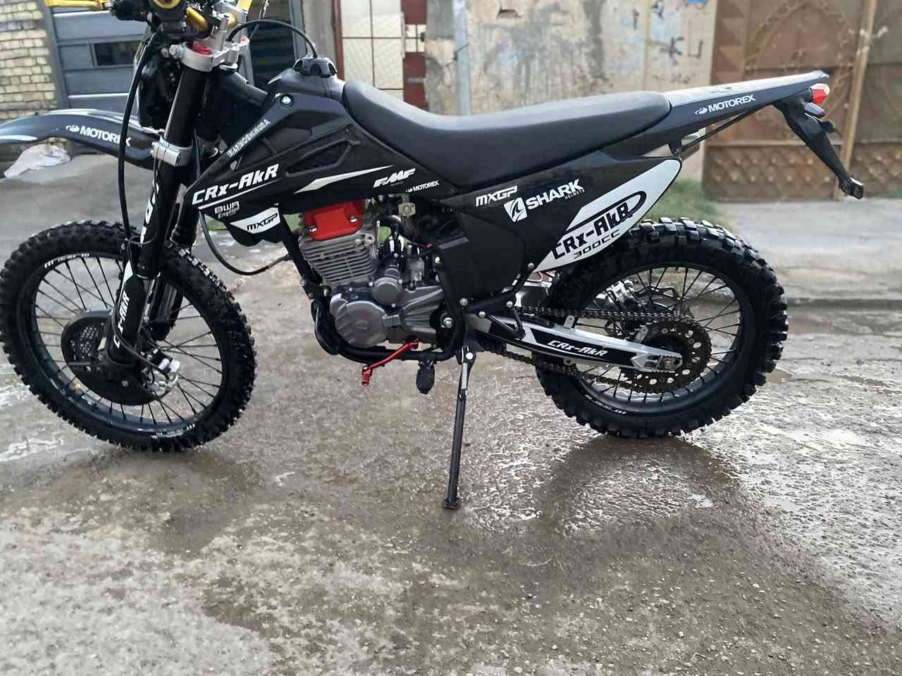 السلام عليكم عندي قفاز للبيع CRX AKR اعلى فئه بالقفاز 2025 نازله بال 2026 المحرك 300cc بس أجه 4 ولفات الدراجه كفالة عامة من كلشي ماشيه 6 الاف الدراجه بيها شلعه ومكينة جبارة وحيل قويه السعر 1550 وبيها مجال مكان بغداد كمالية ***********

