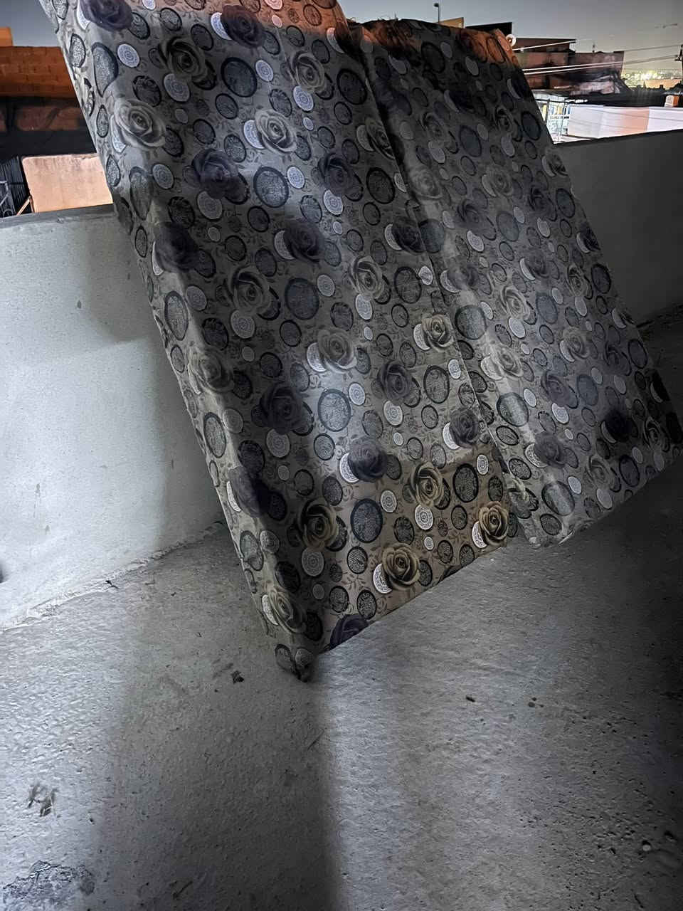 السلام عليكم
القنصور ١٣٠ ألف 
الميز والكراسي ٦٠ ألف 
والدواشك عدد ٢ ٢٥ ألف 
***********
