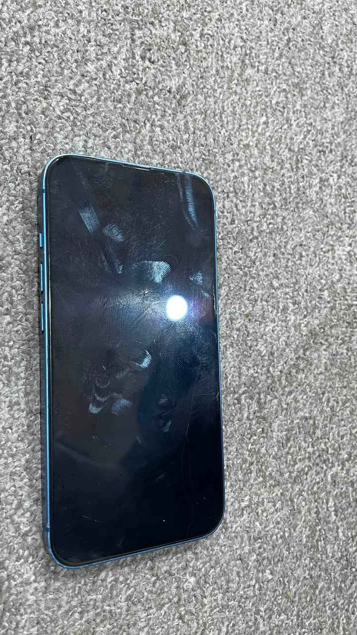 ايفون 13 عادي ضهر بيه كسور وشاشه فطر بل كلاس 
ذاكرك 256 دبل شريحة 
مكفول ما مفتوح بطاريه 76%
السعر 400 
البصرة الامن الداخلي
***********

