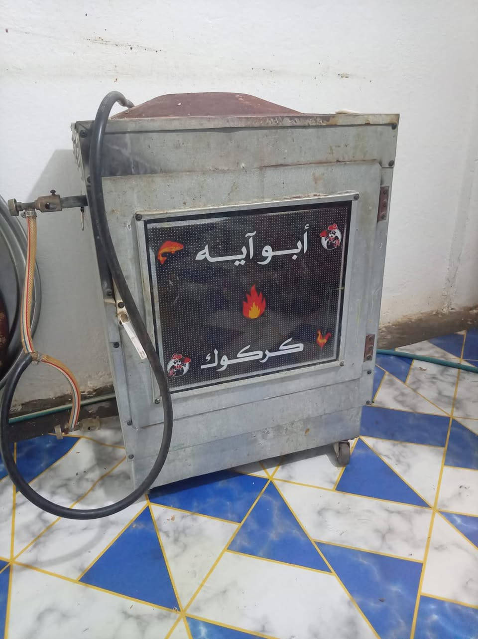 سلام وعليكم
كاونتر نضيف كامل 3مترات ونص السعر 275 علماً أخذته قبل 4 اشهر ب600
فرن شوي درجة اولى شغال السعر 65
خزان مياه نضيف السعر 30
للاستفسار ***********
