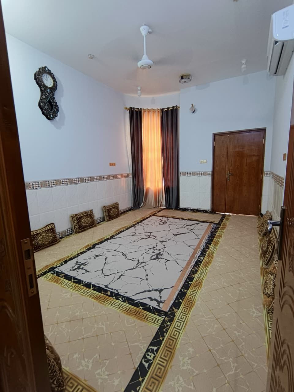 🏡 بيت للبيع مساحة البيت 313 متر طابو صرف زراعي يحتوي البيت على
🔹 3 غرف نوم كبيرة
🔹 2 هول
🔹 استقبال كبيرة جداً للضيوف
🔹 مطبخ
🔹 صحيات داخلية وخارجية 
🔹 حديقة كبيره +كراج للسيارة
🔸 متوفرة جميع الخدمات من ماء وكهرباء
🔸 كلشي متوفر يم البيت من مدارس ومستشفيات واسواق
🔸 مجاري البيت على النهر
🔸 البيت نهاية شارع 
🔸 المنطقة جداً هادئة
💵 السعر 140 وبي مجال 

📍مكان البيت: البصرة -قضاء المدينة -منطقة الوحيد الجديدة -قرب صالون فله

📞 لباقي التفاصيل الاتصال بالرقم ***********

🚫 الاثاث غير مشمول بالبيع
