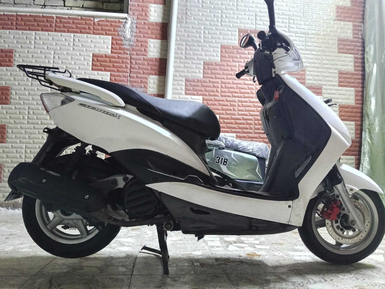 السلام عليكم 
دراجة سكنس نثية ياباني بلادية جديد
سرعة 110 كابريتر بلادي اسلف بلادي 
خطين ستاند كهرباي حساس 
وراقها ابسمي مكفوله كفاله عامه 
سعرها 900 وابيها مجال بسيط
تصل على رقم ***********
جيب فيتر وتعال فحص وجيك على راحتك
