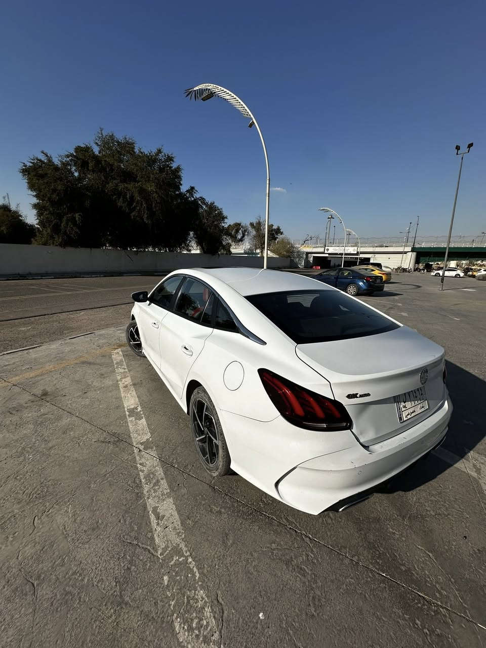 امجي جيتي
موديل 22
ماشيه 78 الف 
فول مواصفات 
مكفولة كفالة عامة 
‎المواصفات :
‎مصابيح نهارية LED
‎‏‎مرايا جانبية كهربائية
                                      ابل كاربلاي و اندرويد اوتو
‎‏‎اشارات في المرايا الجانبية
‎‏‎بصمة تشغيل
‎‏‎مقود من الجلد
‎مقاعد جلد رياضية
‎‏‎مكابح توقف الكترونية EPB 
‎‏‎مكابح انتظار الكترونية AUTO HOLD 
‎‏‎ABS
‎نظام الثبات الالكتروني ESP
‎نظام مراقبة ضغط الهواء في الاطارات
‎‏‎فتحة تكيييف خلفي
‎‏‎نوافذ كهربائية 
‎شاشة 10 انش مع نظام بلوتوث
‎تحكم بالمقود 
‎مداخل USB مع شاحن
‎مدخل كهرباء 12 فولت
‎كاميرات 360
‎مثبت سرعة
                                                         تحديد مسار
                                                           رادار امامي
                                                           رادار خلفي 
                                              تخم 4 تايرات جديد 
شرط لفحص وديه اي سونار يعجبك
رقم بغداد باسمي تحويل ثاني يوم
مكان لسيارة بغداد الكاظمية 
السعر 140 ورقة وبيهة مجال
الرقم ***********
