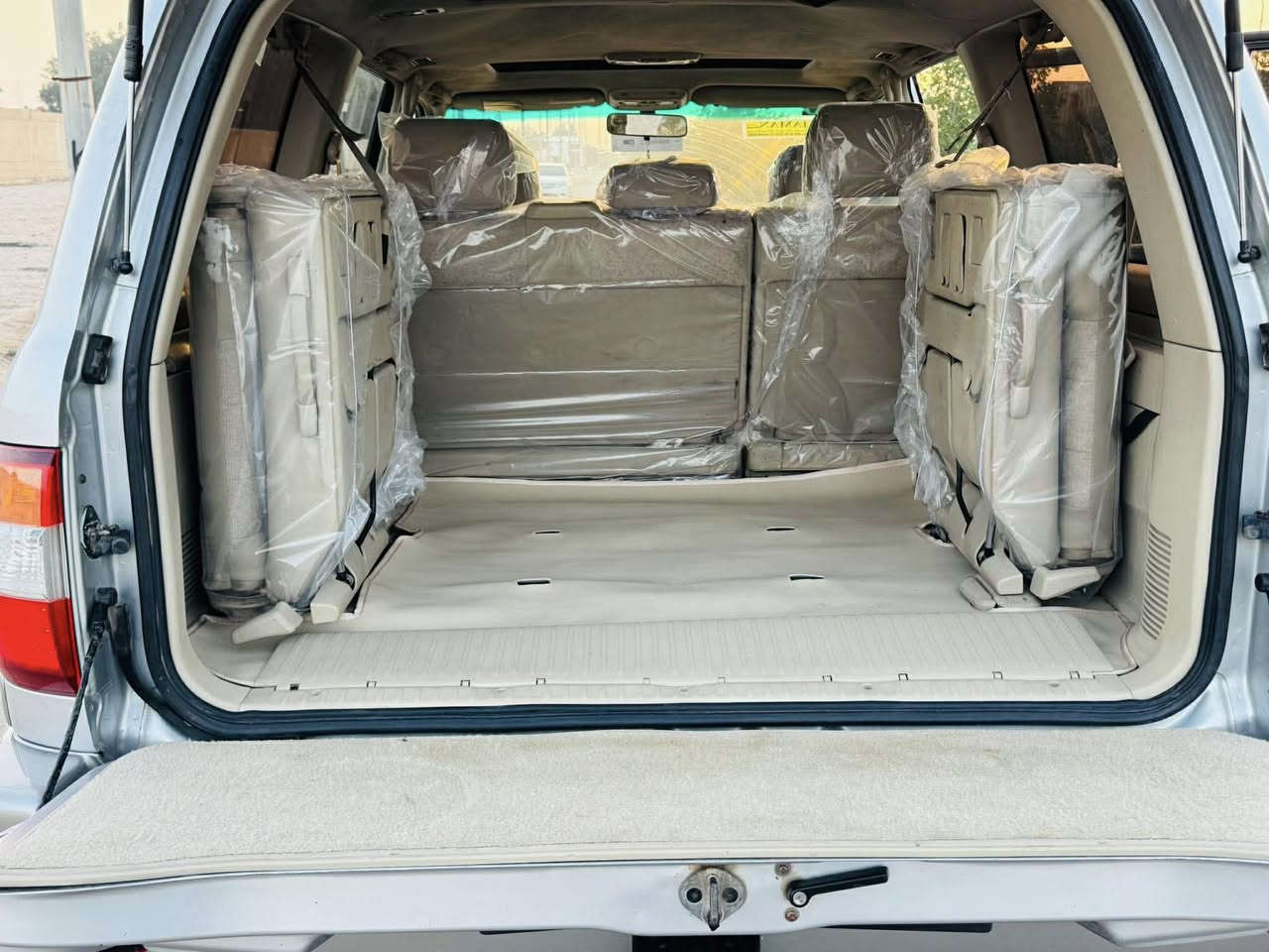 #بيع_مناسب
سلام عليكم تيوتا لانكروز 2007 فول مواصفات 1/1 خليجي الكويتي
مكفوله كافه الاصواليات والضربه فقط رش بنيد وجاملغ طخه بسيطه جدا بدون اي ضرر داخلي سياره جديدا معنى الكلمه  داخل عسلي صاج  ثلاجه داخليه 7راكب 3قطع تبريد ثلج شاشه كامره زراكات لايت رقم بصره الدولي سنويه وهزه 2031 جاهزه مكينه وكير وحداديه وتخم تاير اي نقص مابيه 
دبل تانكي منضومه غاز  تعمل السياره بالغاز والبانزين  عنواني البصره الاستسفسار ***********

سعرها مناسب بالعافية علياخذها
لمعرفه السعر سوي تعليق على سوق بغداد أون لاين ـــــــ Baghdad Market Online
