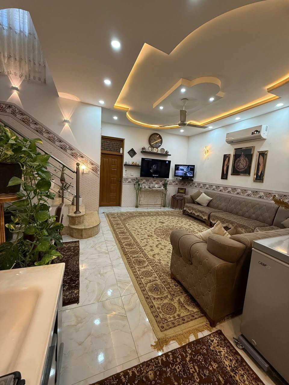 بيت بناء حديث للبيع مع الاثاث (علماً ان البيت مؤثث من هوم سنتر)
بغداد حي الجهاد المخابرات
المساحه ١٥٠ متر (٧.٥ في ٢٠)
طابو ملك صرف 
البيت طابق ونص
الطابق الاول يشمل:-
كراج
مدخلين للبيت
مدخل من الصاله (بيها صحيات بداخلها)
و مدخل من المطبخ
هول معيشه
فسحة طعام
حمام كبير
مناور ثنين
غرفتين نوم
الطابق الثاني يشمل :-
هول كبير 
حمام و لوندري ملابس
و سطحين (السطح الخلفي بي درج صعده للبيتونه الي بيها التانكيات و منضومة الماء)
للاستفسار اكثر ارجو الاتصال على رقم الهاتف و متوفر وتساب
***********
