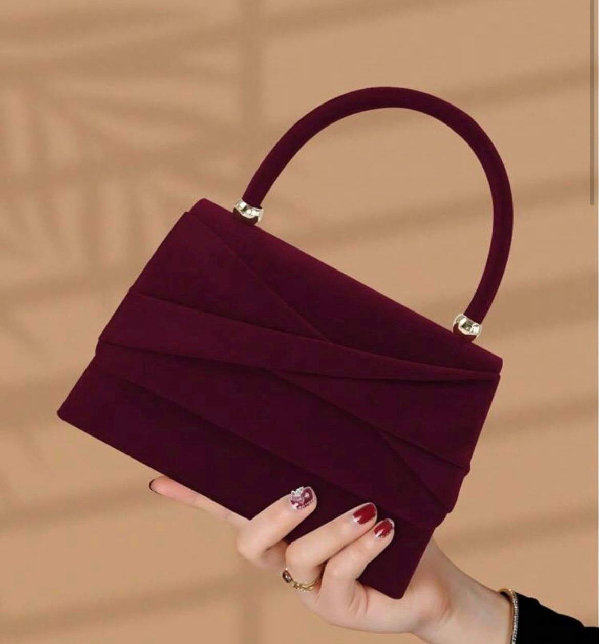 بضاعة شتوية. نساءية متنوعة البيع جملة فقط تشمل دراعات تراكات  بجايم  حجابات صلاه للمزيد من المعلومات ادخلوا على صفحة الإنستا
3moo.nstore
اتصال ***********
