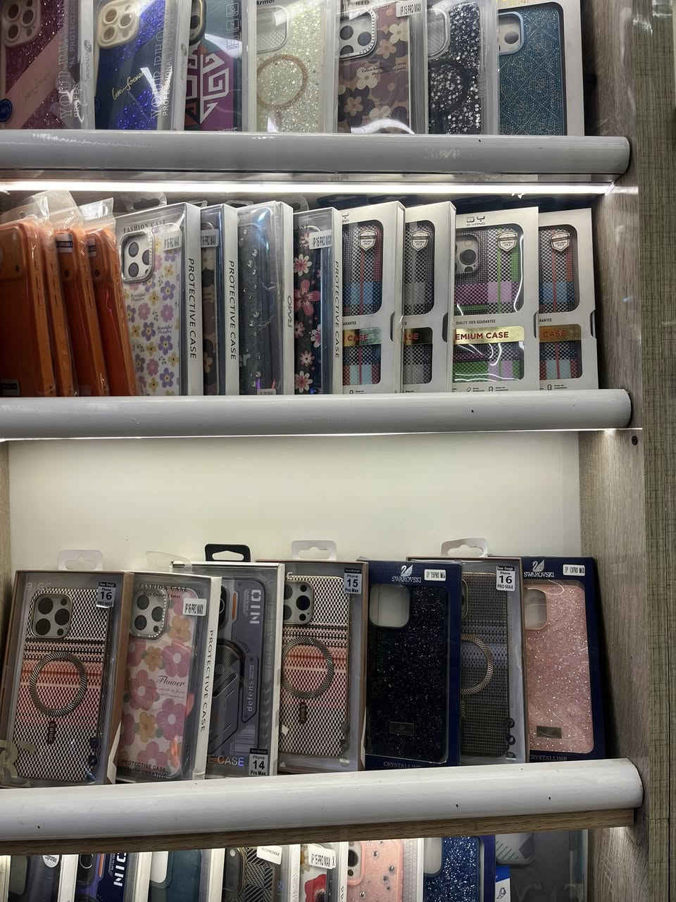 اكسسورات محل موبايلات كامله. حافظات مال اجهزه حديثه ايفون لاصقات اصليه  بسبب البيع إخلاء  المحل من صاحب البنايه والله حافظات كله ماركات ولاصقات اصليه. العنوان بغداد المنصور ***********
