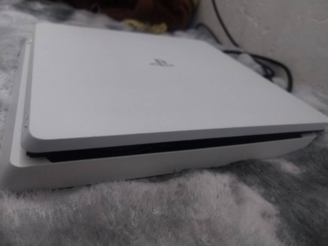 ps4سلم ابيض 
ملحقاته:
يدات ثنين تجاريات وحده شكل فايف شغاله عل كل جهاز وشاحنتها تايبسي
هارد خارجي500جيجا ويه التخزين مال بلي يصير1تيرا 
4اقراص موجوده بالصوره بس قرص gtaما ادري شبي يفتح اللعبه بس بنصها يطفي يعني ما حسبته وياهن 
كابل الكهرباء
كابل HD
كابل شحن اليده 
اليده الاصليه موجوده بس عطلانه اذا تصلح يعني ما ادري
اولاين يعني ما مهكر 
سعره325بي مجال وكلش نضيف ضربه وحده خفيفه بالركن 
اي سؤال بالخاص


**إذا كنت صاحب هذا الإعلان وتريد حذفه لأي سبب، رجاءا أرسل رسالة إلى الدعم الفني**