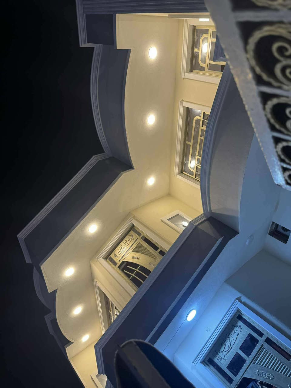 للبيع دار سكن طابقين
📍الموقع: مربع 3000
📐المساحة: 200 متر
✨ قريب جداً من السوق والمدارس
يحتوي على:

* 5 غرف نوم
* صالة معزولة
* سطح شتايگر
* بناء حديث وتشطيب مرتب

الدار مناسب للعائلة وموقعه حيوي وخدماته متوفرة.
وللجادين باقي التفاصيل للاستفسار

‭***********‬
