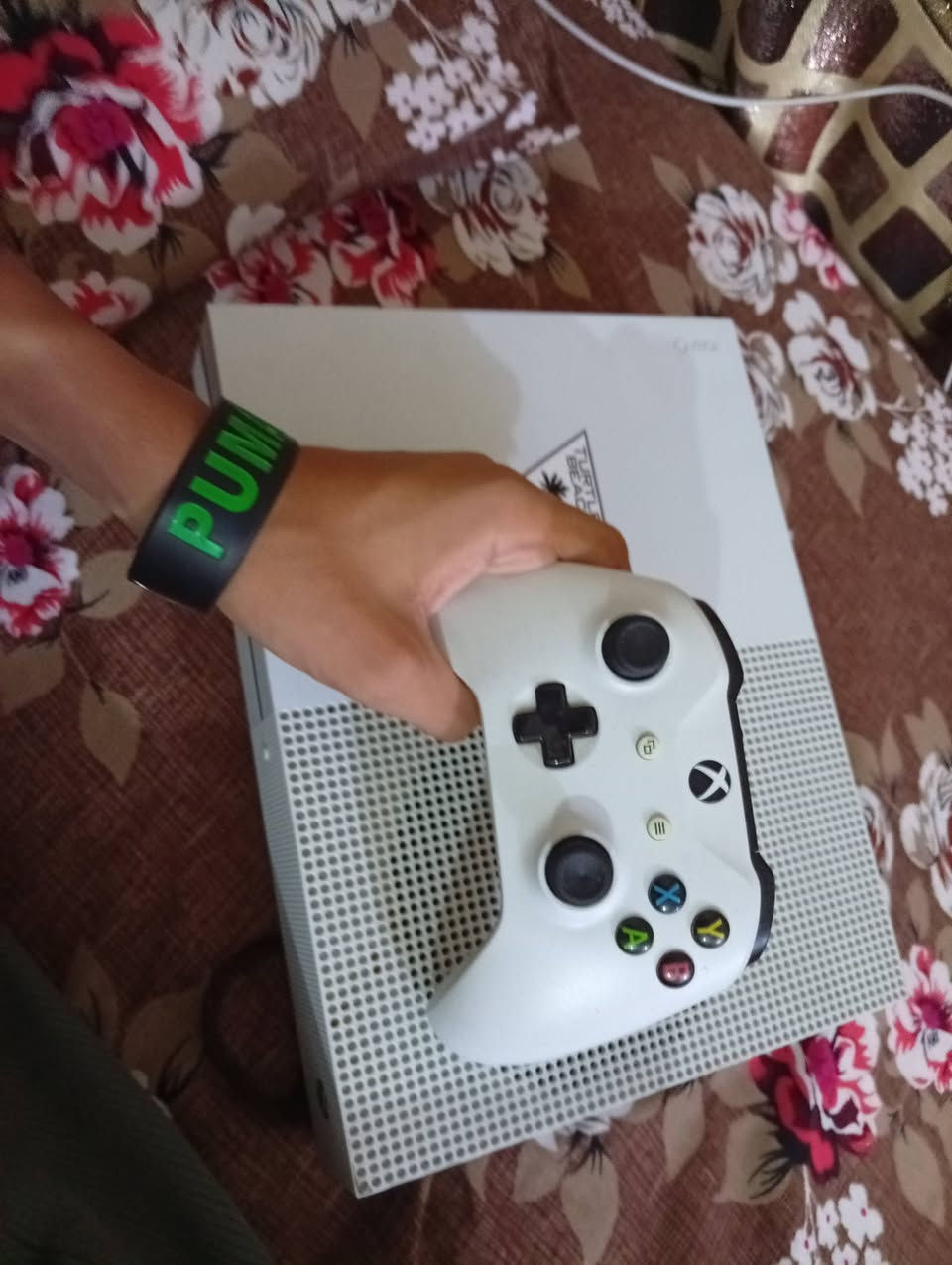 اكسبوكس وان اس جهاز اخو جديد نضافه 95%بي مشكله بل قاعده مال اجدي جهاز كامل ملحقاتا ويا مكاني بغداد الحريه سعر210وبي مجال ***********
