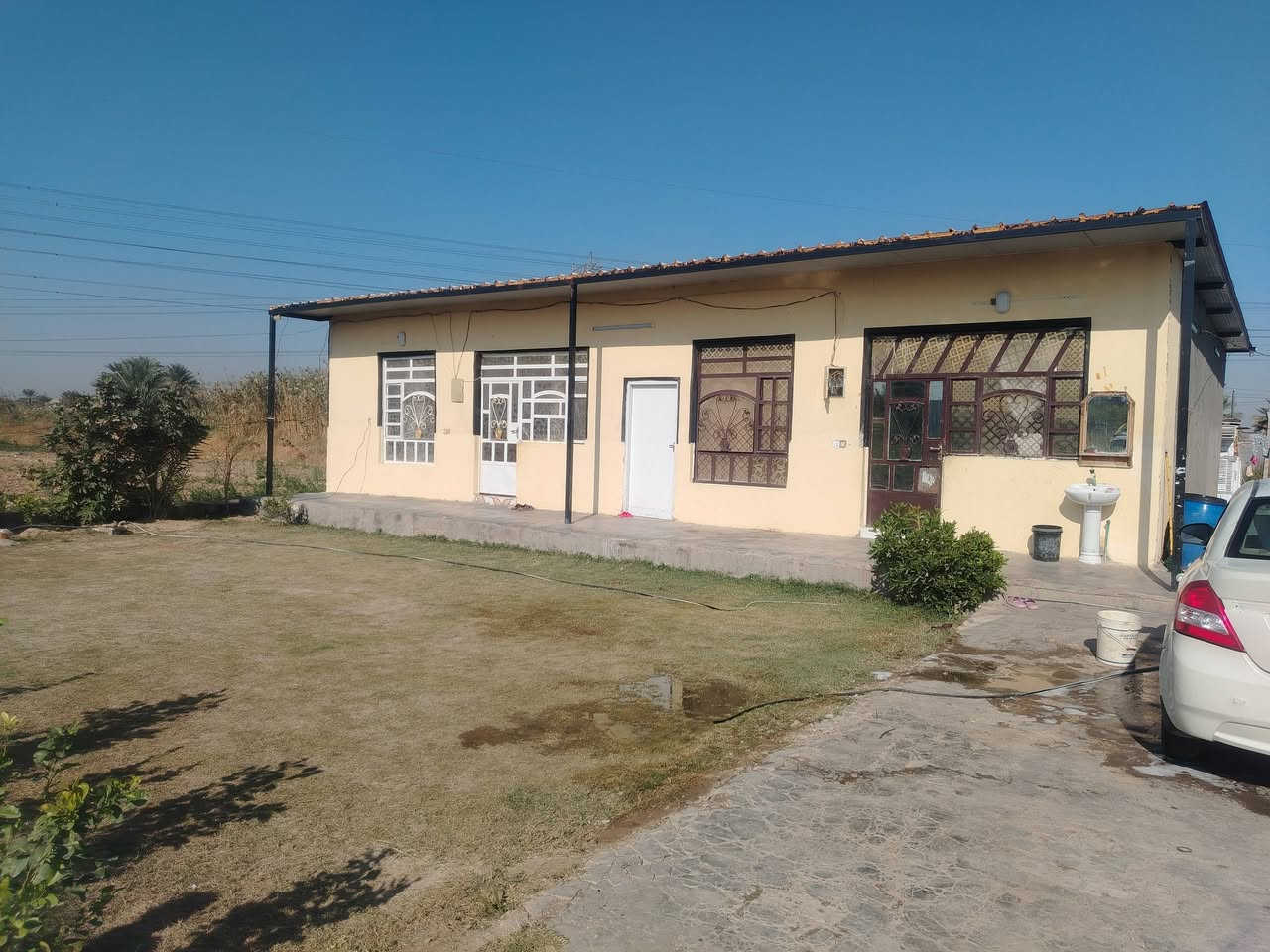 سلام عليكم مزرعه للبيع مساحه 850 متر طابو ملك صرف زراعي تبعد عن الشارع العام 180 متر العنوان بغداد المدائن مقابل الواء متوفر جميع الخدمات من ماء وكهربا وتبليط السعر 140 وبيه مجال الشراي يتصل على الرقم ***********
