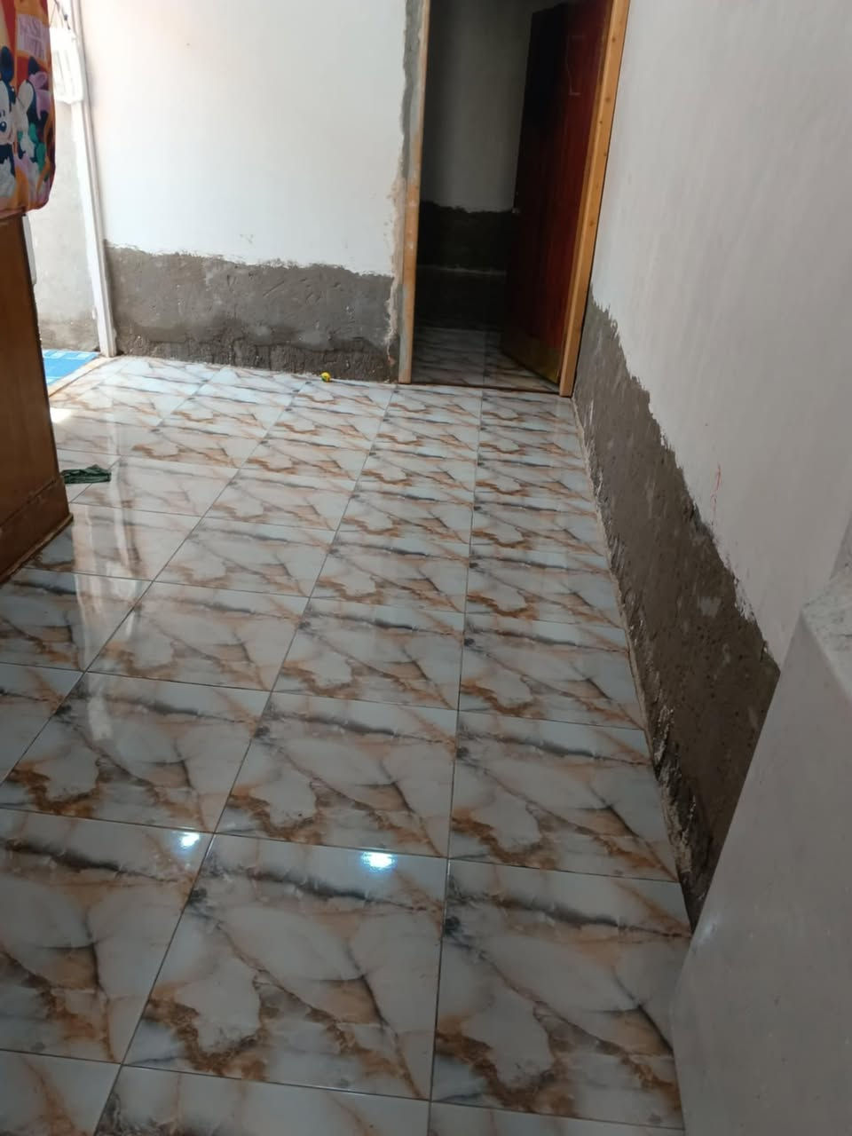 دار للبيع مساحة ١٠٠متر غرفه وصاله ومطبخ واستقبال حمام داخلي تواليت خارجي البيت بناء بلوك السكف عكاده تفاصيل الدار كله بالمنشور موقع البيت شارع رقم ١٨  البناء حديث الجوارين ذهب صافي  السعر ٢٥ وبي مجال قليل ***********
