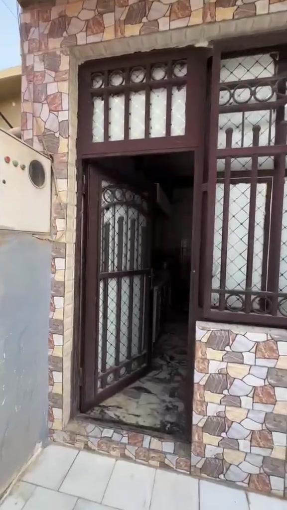 بيت 200 متر طابو زراعي سند 25 دور الحجر يبعد 100 متر عن الشارع العام الرئيسي قرب عبلي ابو الدراجات بيت نظيف وحديث ارضية مرمر مثل ما موضح بالفيديو كذلك غرفة طابق ثاني بي بيت جديد ولا غلطه بالعافيه ع الياخذه وسعره مناسب 
للاستفسار الاتصال ***********
