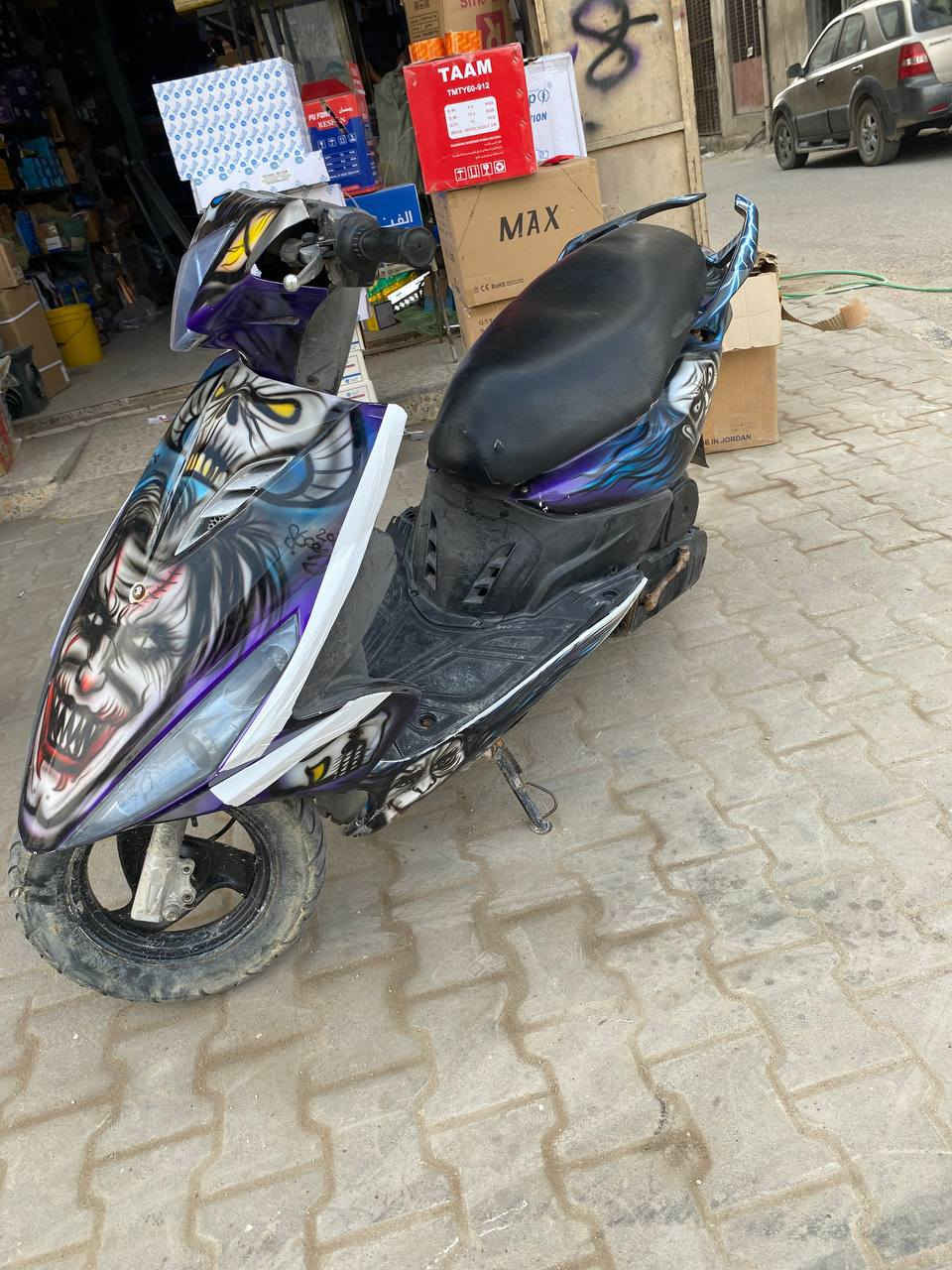 سلام عليك
دراجه ماكس مضلع 
مكينه مفتوحه 49
نكره سلف بكل وكت 
مكينه ناعمه لاصوت لاتبخير
رايدها 600 وبيها مجال 
مكاني بصره ابولخصيب
*********** البصرة, العراق
