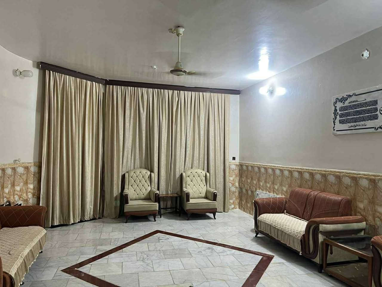 دار للبيع  في البيضاء بصف الانوار مساحه ٤٢٠ متر والسعر مناسب جدا واتساب موجود ***********
وجه البيت عل سده ماكو بناء كباله ركن عله شارع ١١ بصفه 
غرفتين نوم ٦/٤ 
مطبخ ٤/٦
هول ٩/٥
ستقبال ٩/٥
مجوعه صحيه غير مشتركه 
تواليت ٣/٢ 
حمام ٣/٢
البيت طابق واحد 
غرفة نوم واحده فوك ٦/٤ مع مجوعه صحيه مشتركه كامله 
كامل بورسلين جدار درجه اوله 
جدران مرمر ارضيات مرمر بيات درج مرمر***********
