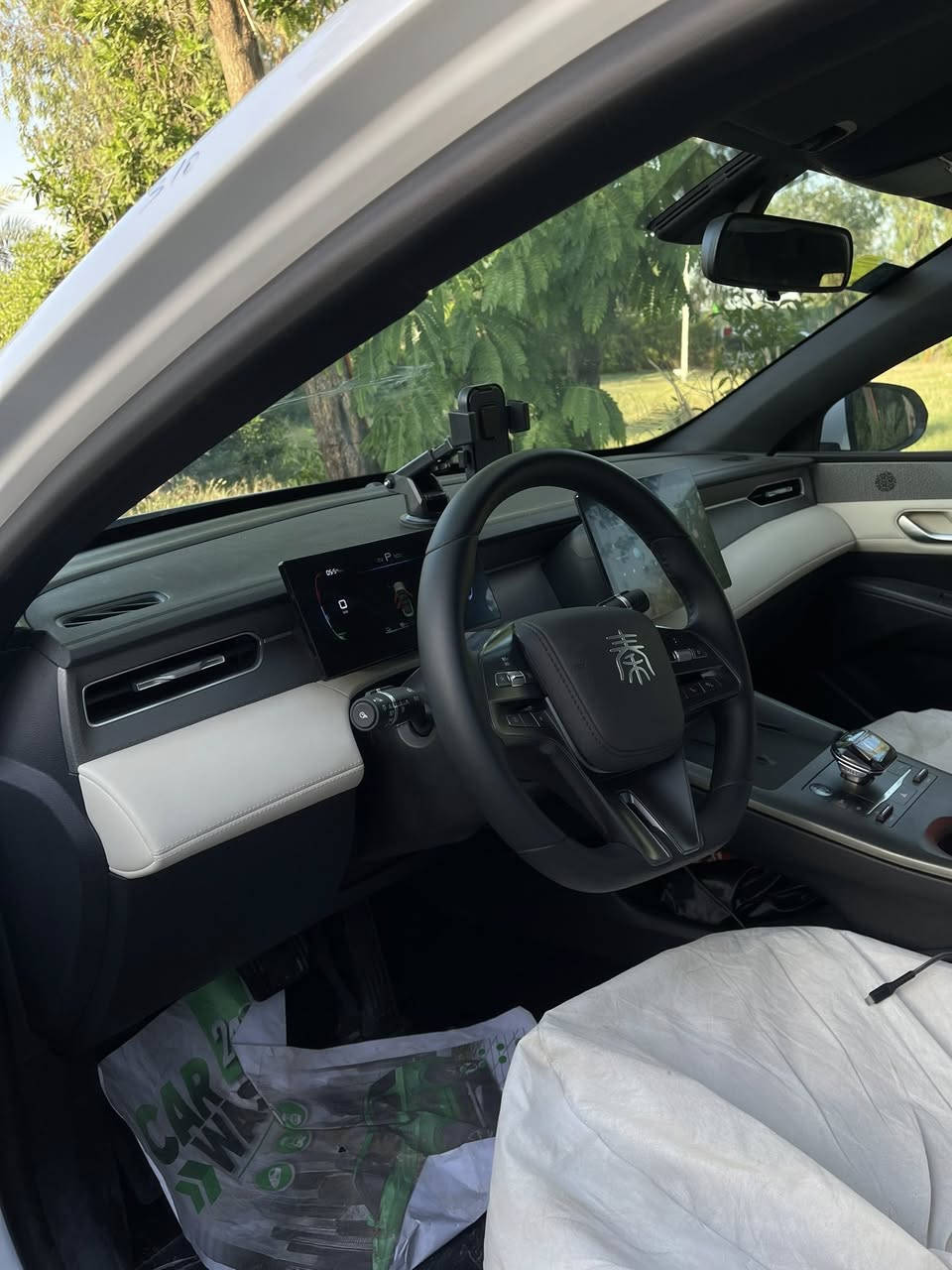 السلام عليكم
Byd qin plus 2025
 ماشية 3000 كيلو توتال 
مواصفات عادية تفويلة تمشي 2100 كيلو 
السيارة عليهة عازل حراري درجة اولى وسكوبات وقبضات
السيارة جديدة ومكفولة كفالة عامة
للمراوس فقط بكورلا هايبرد 2025 شكل امريكي 
مكاني بغداد حي تونس
***********
