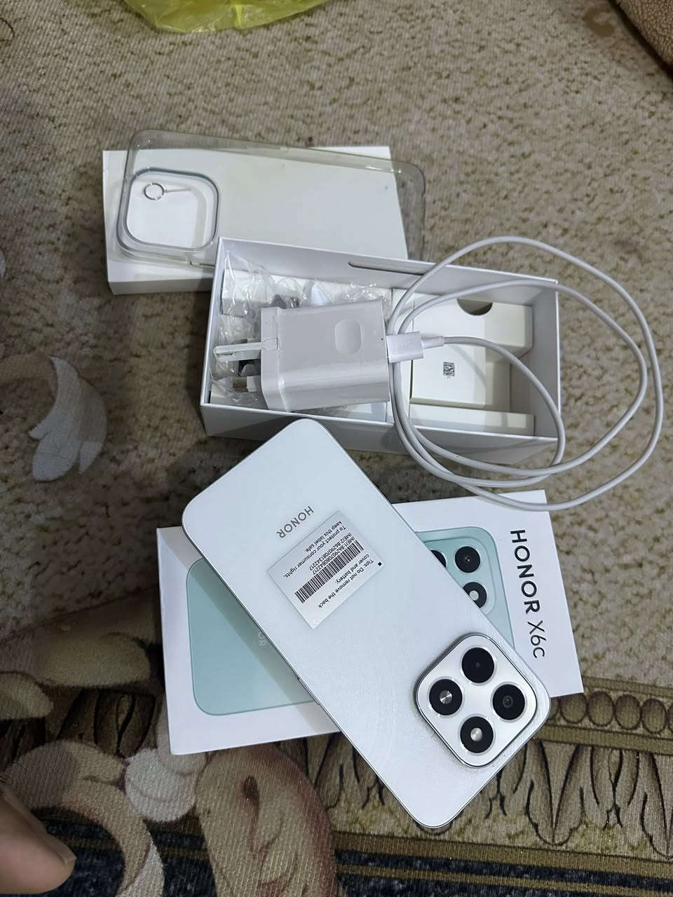 السلام عليكم … هونر للبيع استخدام شهر واحد الذاكرة 128 كارتونه وشاحنه ملحقاته نضافه 100‎%‎ للبيع بسعر 130 الف 
مكاني البياع او الجادرية لتواصل وتساب ***********
