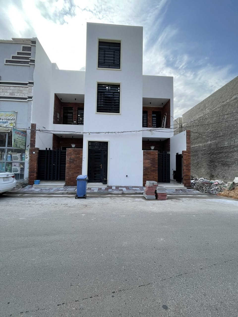 السلام عليكم عندي مشتمل طابق اول مساحة 100متر بناء 2025 زيرو يحتوي على صالة مساحتها 3.5*4.5 ومطبخ  مساحتة 3*4وغرفة نوم مساحتة 4*5 وحمام وبالكون مدخل مستقل العنوان الدورة شارع مول الحياة قرب تقاطع المصافي ***********
