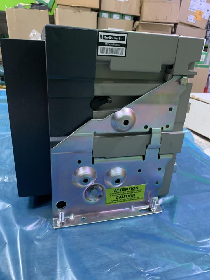 قاطع الدائرة circuit breaker
MasterPact
NW 6300A H1
ثلاثي الأقطاب 
Medi in France 🇫🇷

🟢 قدرة كسر عالية تصل إلى 100kA لمواجهة أقسى ظروف القصر
🟢 أعلى مستوى أمان
🟢تصميم صناعي متين مخصص للمصانع، المحطات، والمشاريع الكبرى

� للتجهيز والاستفسار عن السعر والمواصفات الفنية
 ***********
*********** واتساب 

متوفر كافة مواد 🟢 Schneider Electric 🟢

🟢 القواطع اليدوية (MCCB)
🟢القواطع الموترايز (ACB)
🟢قواطع الدورة (MCB)
🟢قواطع التسريب الأرضي (RCCB)
🟢قواطع المحركات المغناطيسية (GV)
🟢كونتكترات (LC1D - LC1G)
🟢مراحل الحماية 
🟢لوحات التوزيع (من 12 خط حتى 54 خط)

🚛توصيل وشحن إلى كافة مناطق العراق
📍العنوان: بغداد الشورجة عكد النصارى
