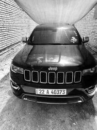 جيب شيروكي موديل ٢٠١٨ نص فول سيارة نضيفة كلش واريد أمريكي ضربتهة خفيفة...