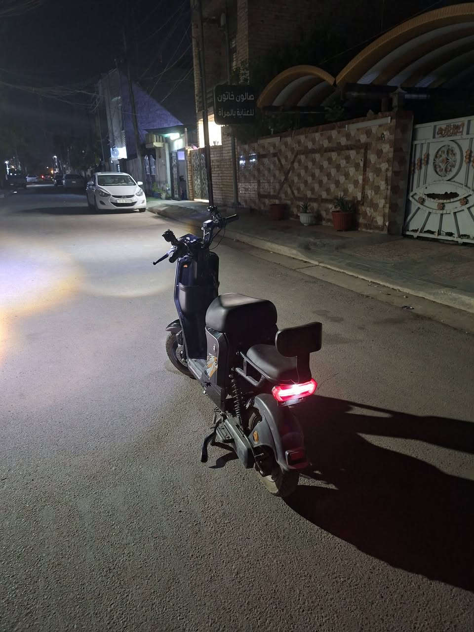 السلام عليكم دراجه R10 لون اسود لماع الدراجه جديده بعدها بالجيس ماشي 2300 كم تحتوي ع ثلاث سرع الدراجه  ما بيها اي نقص اوراقها  موجوده و و باترياتها جدد شغالات و بيهن ضمان ثلاث اشهر عنواني بغداد للتواصل ع رقم ***********
