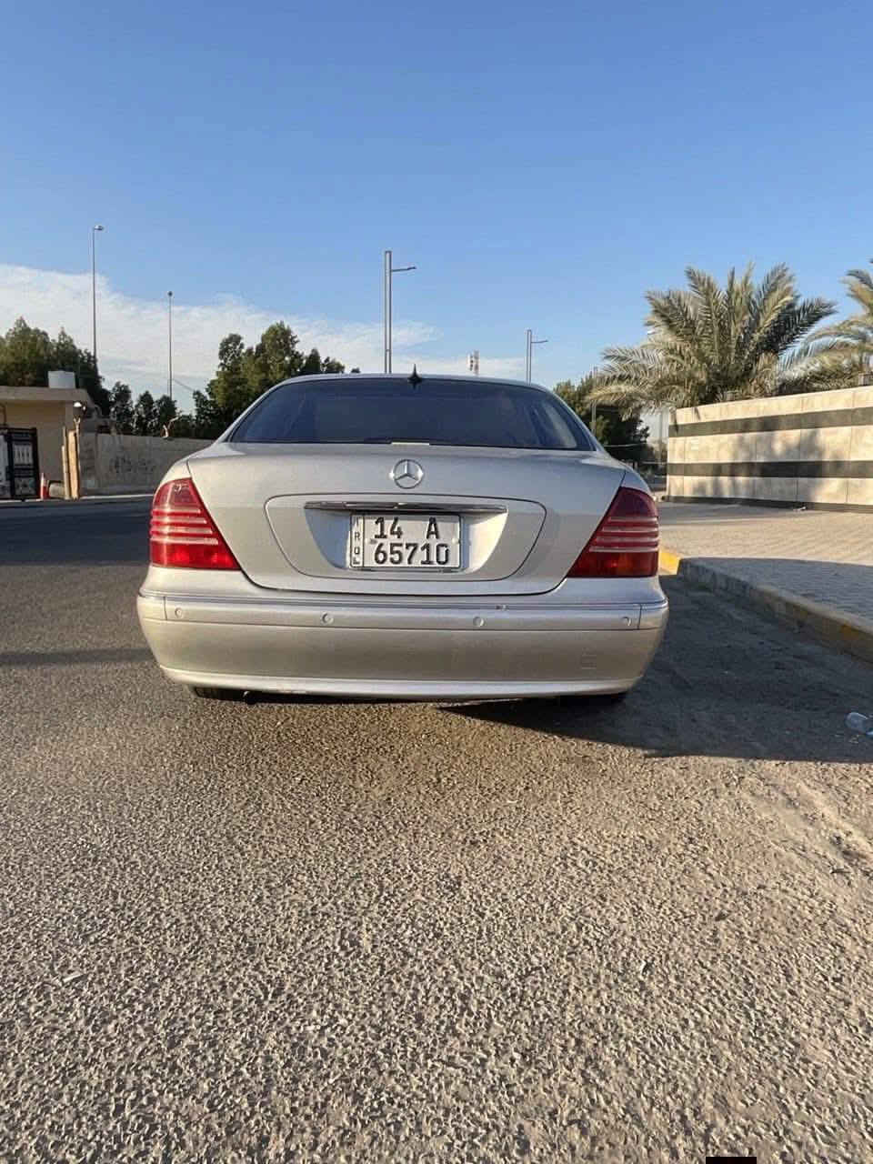 للبيع ملكة الخطوط (مرسيدس غواصة - لارج) بنظافة مميزة
بسم الله ما شاء الله.. بارك الله للبائع والمشتري

للبيع مرسيدس غواصة (S-Class) موديل 2001، الحجم المرغوب (لارج - باب طويل)، سيارة مال بيت ونظيفة جداً.

المواصفات والتفاصيل:

• المحرك: 8 سلندر (V8) نشط جداً وبحالة ممتازة.

• الحجم: لارج (Large) الباب الطويل، قمة في الراحة والرحابة.

• النظافة الخارجية: السيارة مصبوغة "عام" لغرض الجمالية وتجديد اللون (بدون حوادث)، اللون يلمع والبدن مرتب جداً.

فحص سونار قبل شهر 

• المواصفات الداخلية: فول مواصفات (Top Clean).

• النظام: جوبلسات (نظام التعليق) شغالة وبحالة ممتازة.

• الكشنات: جلد أصلي، تدفئة وتبريد (شغال)، تحكم كهربائي كامل.

• التبريد: ثلج ما شاء الله (نظام منفصل).

• الإضافات: حدادية جديدة، تخم تاير جيد جداً، سنوية مجددة والرقم.  بصره الدولي باسمي ).

السيارة جاهزة للنمرة، لا تحتاج لأي مصاريف، 

• السعر: (١١٥$) وعيوني للشراي الطيب بيه مجال بسيط
مكاني بغداد ***********
