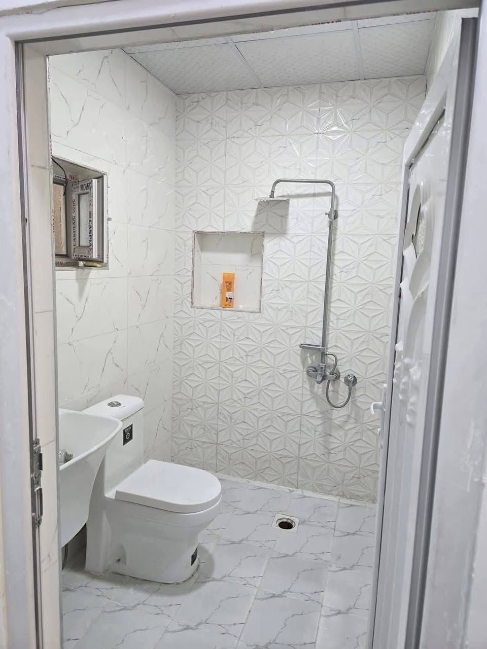 السلام عليكم يوجد مشتمل للبيع مساحة 75متر يحتوي على 3غرفة نوم وصالةومطبخ وخدمات بيت  ارضية مرمر موقع ممتاز ديوان المخابرات قرب حي جهاد السعر مناسب الاستفسار على هذا الرقم ***********
