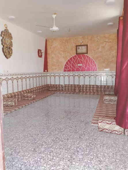 سلام عليكم للبيع  1000مترمع دار حديثه البناء كربلاء شارع بغداد قرب مجمع الكليني عمود 337يبعد عن شارع بغداد 1000 متر يتكون البيت من اربع غرف نوم على نضام سويت وصاله كبيرة ومطبغ واستقبال  وطارمه 65متر/السعـر 135وبي مجال/ علمـا المنطقه سكنيه كافة الخدمات متوفرة  الاتصال على هذا الرقم /***********////*********** ملاحضه مامتواجد على الفيس اتصل واني خادم
