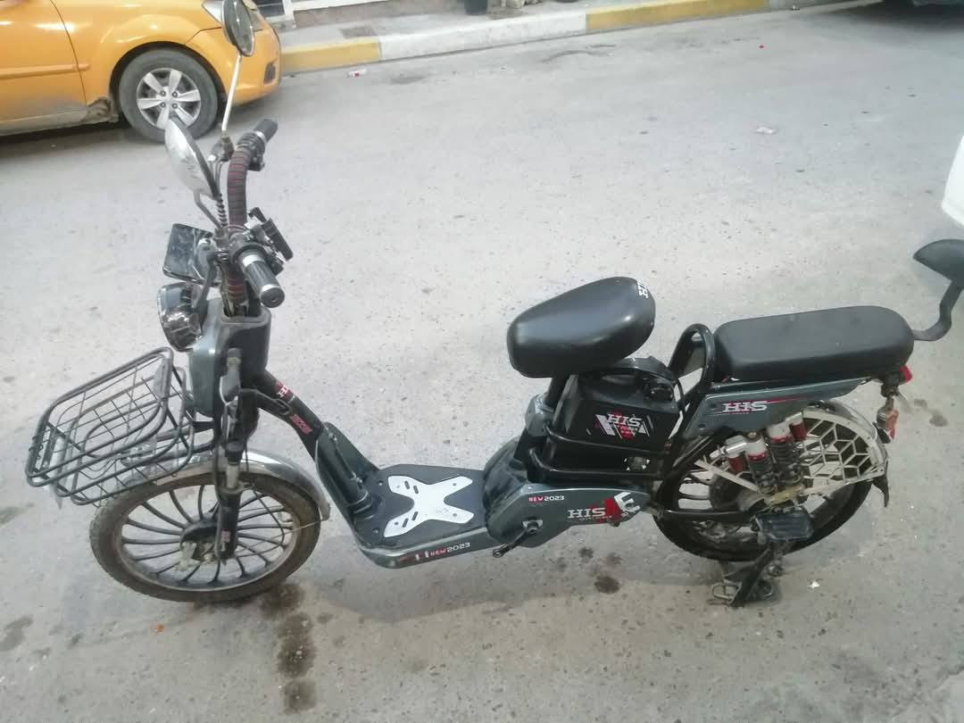 السلام عليكم 
دراجه  شحن نواع HIS موديل 2023 دراجه نضيفه  شرط الفحص بريكات شغاله لايت شغال إشارات شغالات 2 سويج 1 بصمه بس المشكله بيهه بطاريه أو اثنين عاطلات فقط سعر تبديلهن 35 الف تقريبا سعر الدراجه 225 الف وبيه مجال 
العنوان/بغداد حي البساتين 
للتواصل واتساب /***********
