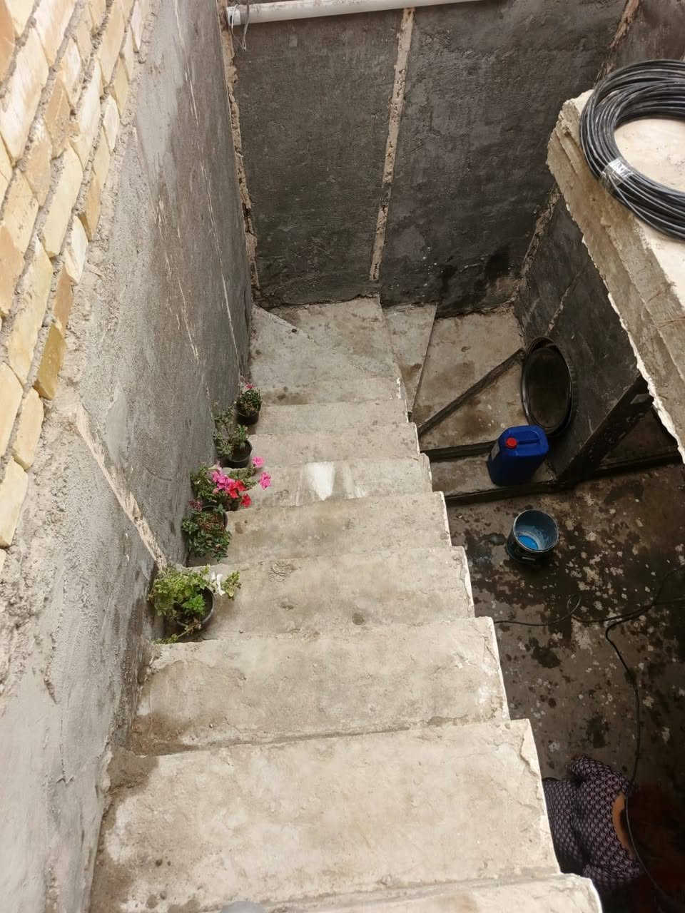 سلام عليكم بيت للبيع مساحته ٩٠ مربع يحتوي عل ستقبال 4في 4 غرفه 4في 4 وصاله مال درج هيه مطبخ مشترك محتاج بس ارضي البيت شغل درجه اولى رفت بناء طابوك يبعد عن شارع دقيقتين نزله مال طرشي بهلول شراي يتفضل يتصل ***********

