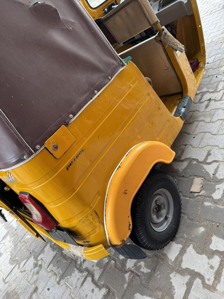 سلام عليكم تكتك للبيع 20شهر 4
التكتك اوراقها كامله كبل لترقيم مابيهن نقص   تخم تاير بنزات عنابير جدد المكينة تجفيت شركة فشك كلجات وكرنك وفشك كله جديد   
السعر 5600وبية مجال بسيط المكان الشعلة رقمي ***********
