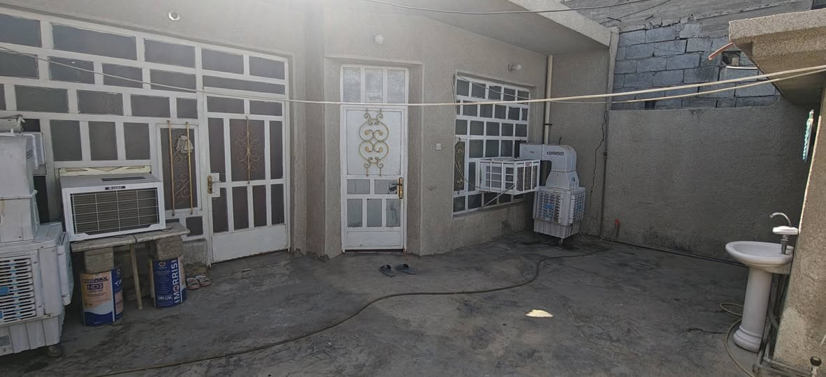 دار سكني طابو صرف للبيع في منطقة جسر ديالى / حي الحكيم / قرب جامع موسى الكاظم (ع) المساحة 150م 
يحتوي على استقبال / مطبخ / صالة / غرفتين نوم 2 / صحيات داخلية وخارجية للاستفسار الاتصال على الرقم 
***********
