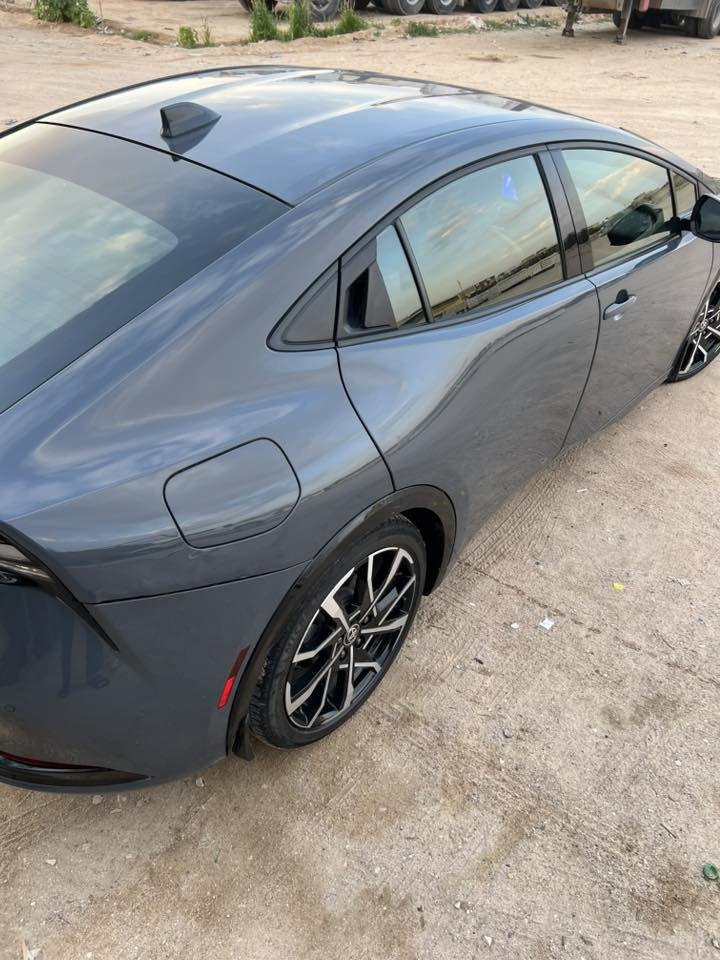 سلام عليكم سياره بريوس (Prius) موديل ٢٠٢٤ ماشيه 5000 وهي سيارة هايبرد (بنزين + كهرباء) ومشهورة جدًا بقلة صرف البنزين  بيها ضربه بل جاملق فقط باقي مكفول رقم هاتف ***********
