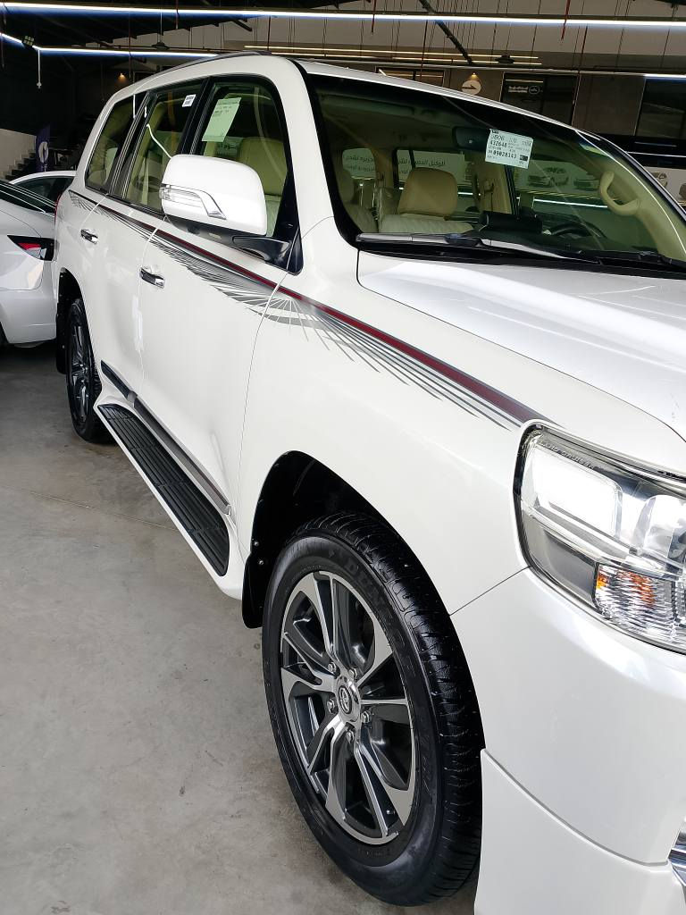 : Toyota Land Cruiser GXR 🚨
🗓️ مۆدێل: 2016
⚙️ جۆری بزوێنەر: 6 پستۆن 
✨ مواسەفات: GXR (شاشە و کامێرا، بەفرگر/Cool Box، کوشنی شۆفێر کارەبایی، لایتی LED)
🛣️ ڕۆیشتوو: 132,000 کیلۆمەتر
🔧 گێڕ و مەکینە: بە شەرت و بێ کرانەوە 
🎨 باری بۆیاخ: بەشەرتی بێ بۆیاخ و بێ سارد (تەقە و ڕەقەی تێدا نییە، زۆر پاکە)
📍 شوێن: سلێمانی
📞 ژمارەی مۆبایل: ***********
(یان بۆ زانیاری زیاتر و ڕێککەوتن لەسەر نرخ، نامە بۆ/خاس بنێر السليمانية, العراق
