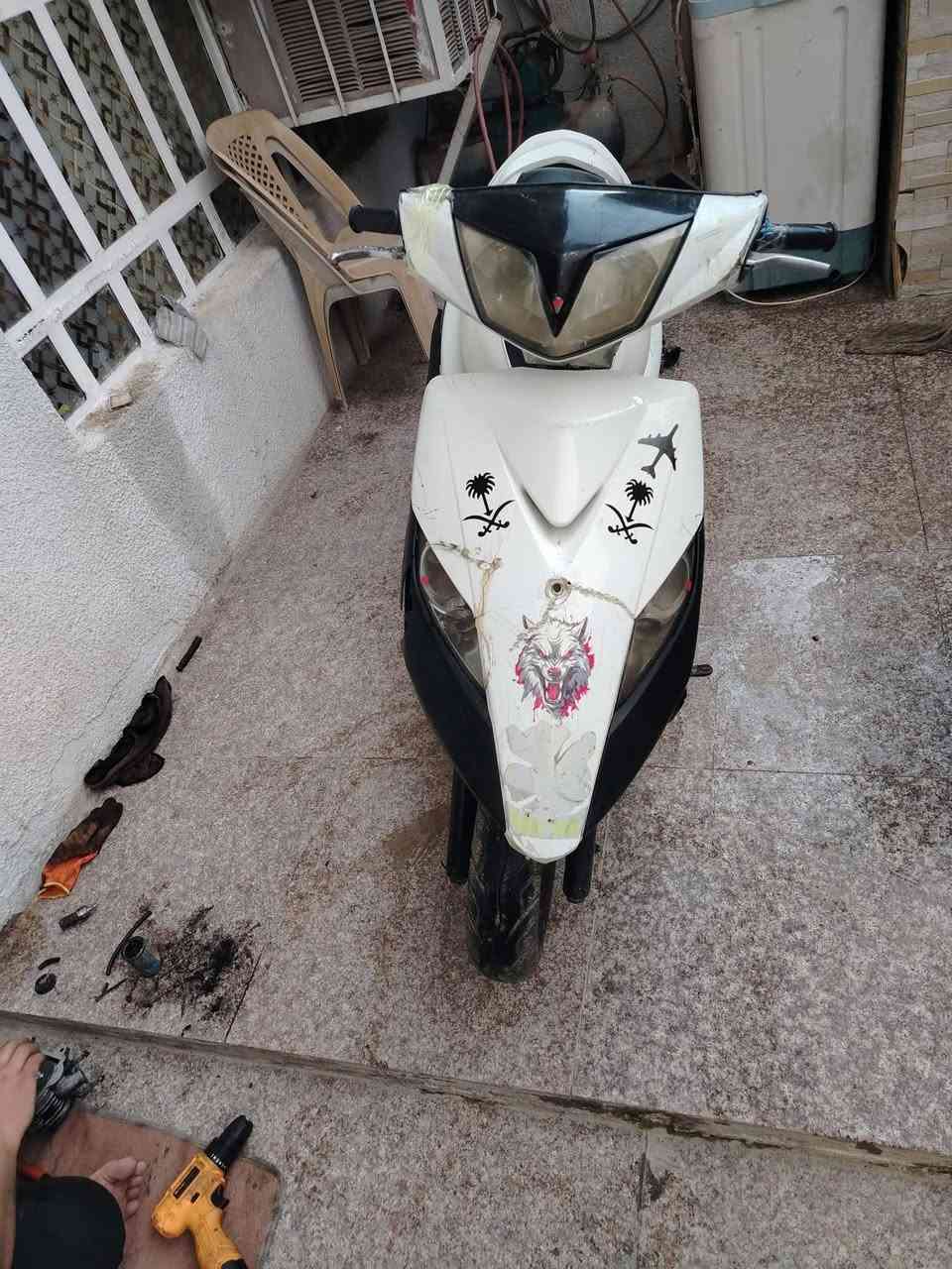 السلام عليكم للبيع سكنس ثعلب نوزل بيها صالنصه صجميه كهربائيات شغاله سلف وهندر السعر 240قفل مكاني الدوره شارع 60رقمي ***********
