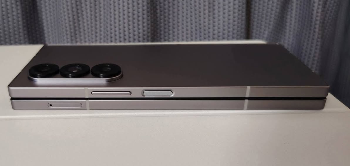 سامسونك كلكسي z fold 6
مكفول من كل النوحي 
النسخة اليابانية 
الذاكرة ٢٥٦ 
النضافة مليار بلمية 
الجهاز ملحقاته فقط حافضة اصلية

السعر النهائي ٧٥٠ الف قفل 
العنوان بغداد الشعب شارع ااصحة 
شراي اتصل ***********
