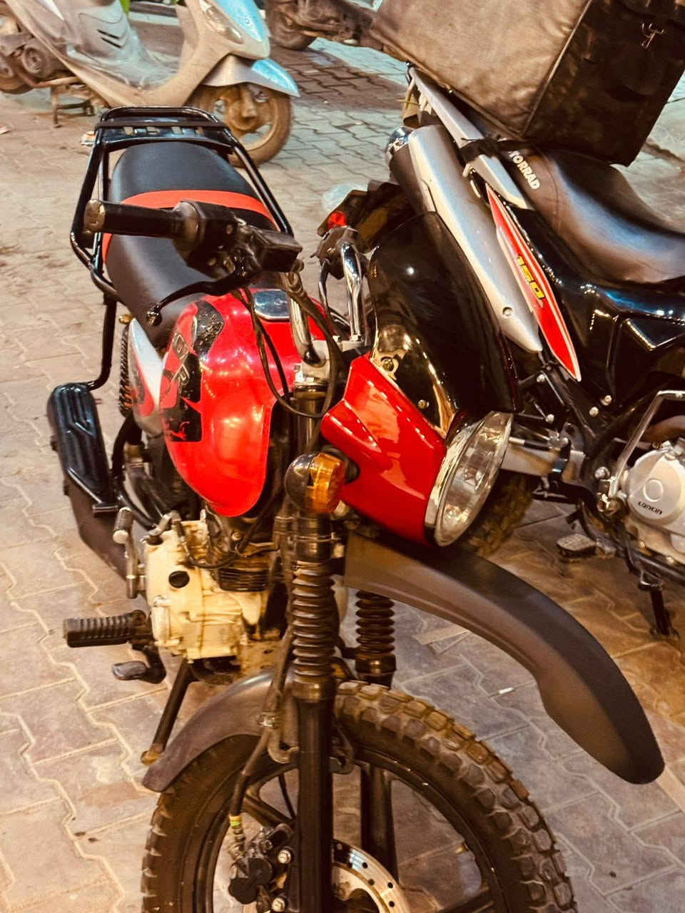 سلام عليكم دراجه بوكسر مرقمه 21 نازله 23 دراجه جديده وخير من الله تايرات جدد سلف وهندر كهرباياته كله شغاله دراجه جديده و مجفته بشركه وعدي وصل ضمان سعر 16000 مليون وستميه مكاني حيور ام لكبر *********** ما متواجد خاص
