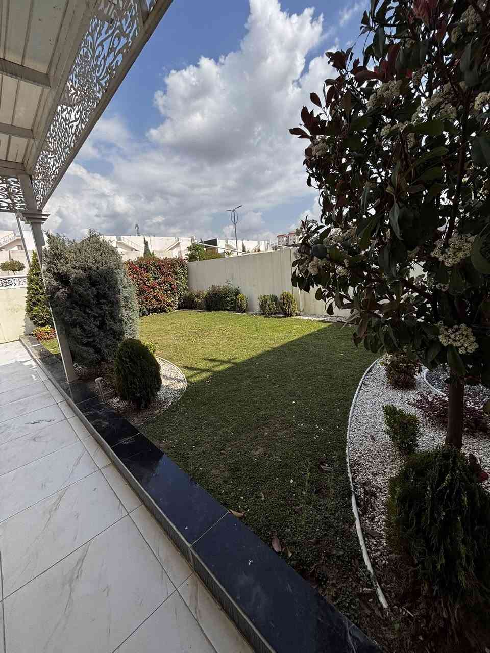 🏡✨ فرصة مميزة للسكن الراقي 

بمساحة كبيرة 268 م 

بيت للبيع في مجمع لانة ستي 🌿 

🔹 المساحة واسعة ومناسبة للعائلة  
🔹 تشطيبات حديثة واثاث مرتب
🔹 أمن وحراسة على مدار الساعة  
🔹 قريب من المدارس، الأسواق، والخدمات الأساسية  

💫 إذا كنت تبحث عن منزل يجمع بين الفخامة والهدوء، فهذا هو خيارك الأمثل.

📞 للاستفسار والحجز، تواصل معنا الآن ولا تفوّت الفرصة 

***********
