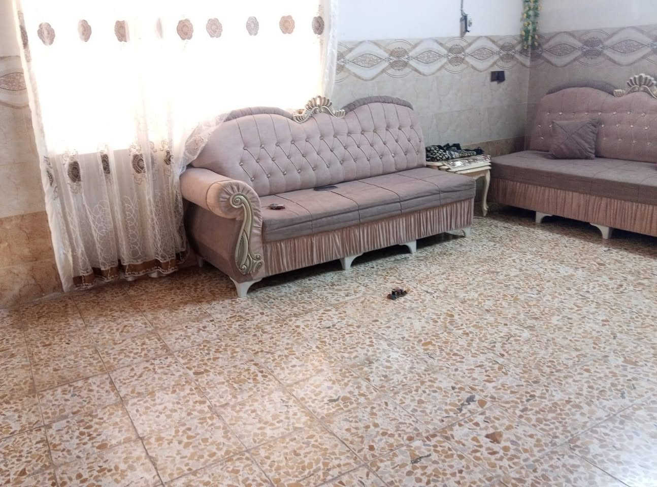 قنفات ملكي 11متر بيه زاويه وحده فقط مابي كسر سفنجو زين  قنفات انضاف بشكل السعر 320وبيهم مجال موصل ايسر ***********
