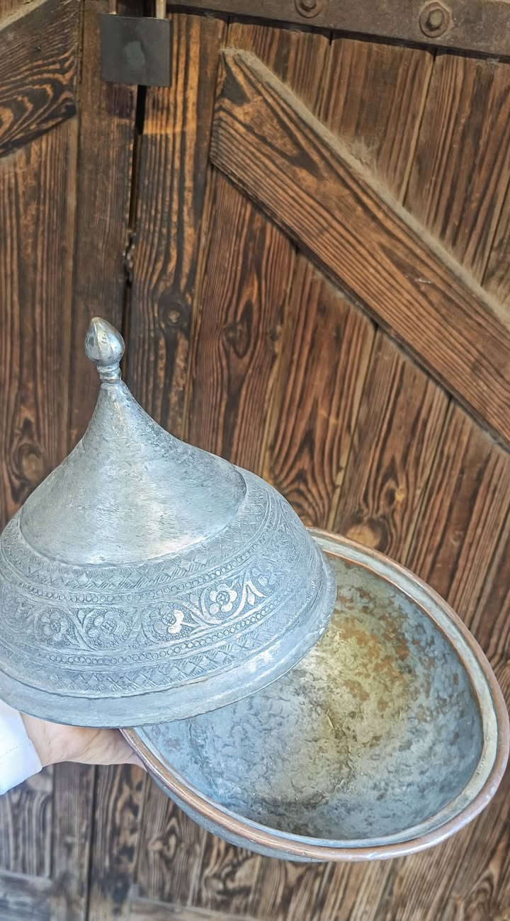 أستغفر الله العظيم، اللهم إني أسالك فيضا من فيوضات فضلك، سبحانك اللهم وبحمدك.
............................

مش عارفه الإيراني فيه سحر رهيب، الزمن مأثرش على جماله أبدا.

............................

للبيع بإذن الله:

- برنبونيره أو سلطانيه بغطا نحاس أحمر، إيراني أنتيكه أصليه، شغل رقيق جدا، وزن تقيل، تحفه فنيه، تحياتي لذوقكم وآرائكم،،،،،

................................

الحمد لله حمدا كثيرا طيبا، نحمده ونشكره على نعمه وفضله علينا.

يسعد مساكم حبايبي،،،،،،

إستمتعوا معايا، التفاصيل بالفيديو،،،،


**إذا كنت صاحب هذا الإعلان وتريد حذفه لأي سبب، رجاءا أرسل رسالة إلى الدعم الفني**