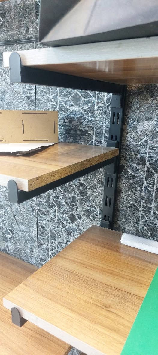 رفوف خشبيه مقطعه 
مع سجج والسلايت  الي يلزمهن
ابعاد قطعه خشب 80×30
العدد

الحديد تلزمه خشب عدد90
الخشبه عدد42
سلاياتت عدد 10
مثل مشوفون كدامك نضيف بس وصخ حت نكون صريحين
من اخير بدون تعامل والسعر ثابت 
سعرهن 125
للتواصل
***********
