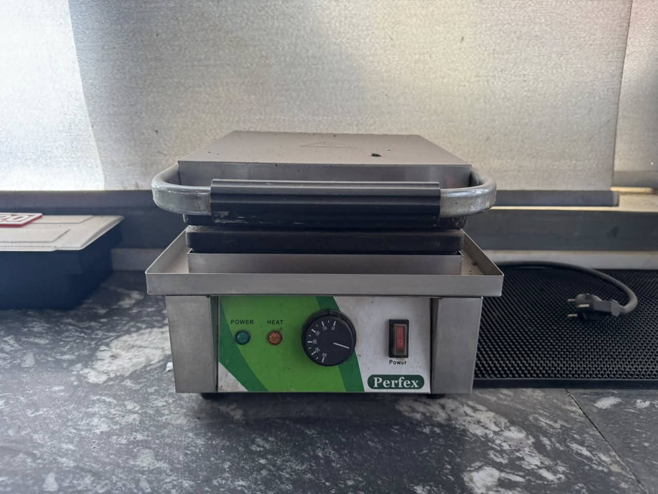 ماكنه قهوه 
وافل 
كريب 
عارضه 
مجمده 
ايس ميكر 
كل هذا ب مليونين دينار 
***********
