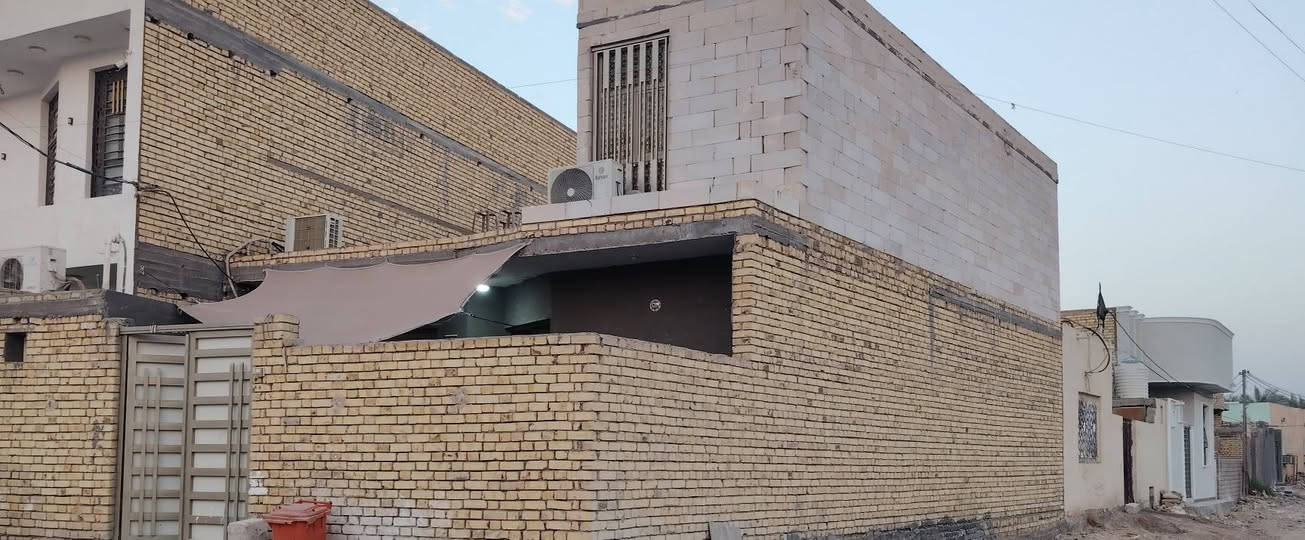بيت زراعي للبيع ركن بيع او مراوس
المساحة ١٤٥  على شارعين
بي غرفتين وصالة ومطبخ و دوانية وصحيات ٢ ومخزن
البناء طابوك وصب بس الفوك فرمستون
خدمات كاملة ماء مجاري كهرباء جديدة وسحب
العنوان مستشفى التركي شارع صيدلية سما نهايت الشارع 
الشراي يخابرني ***********
