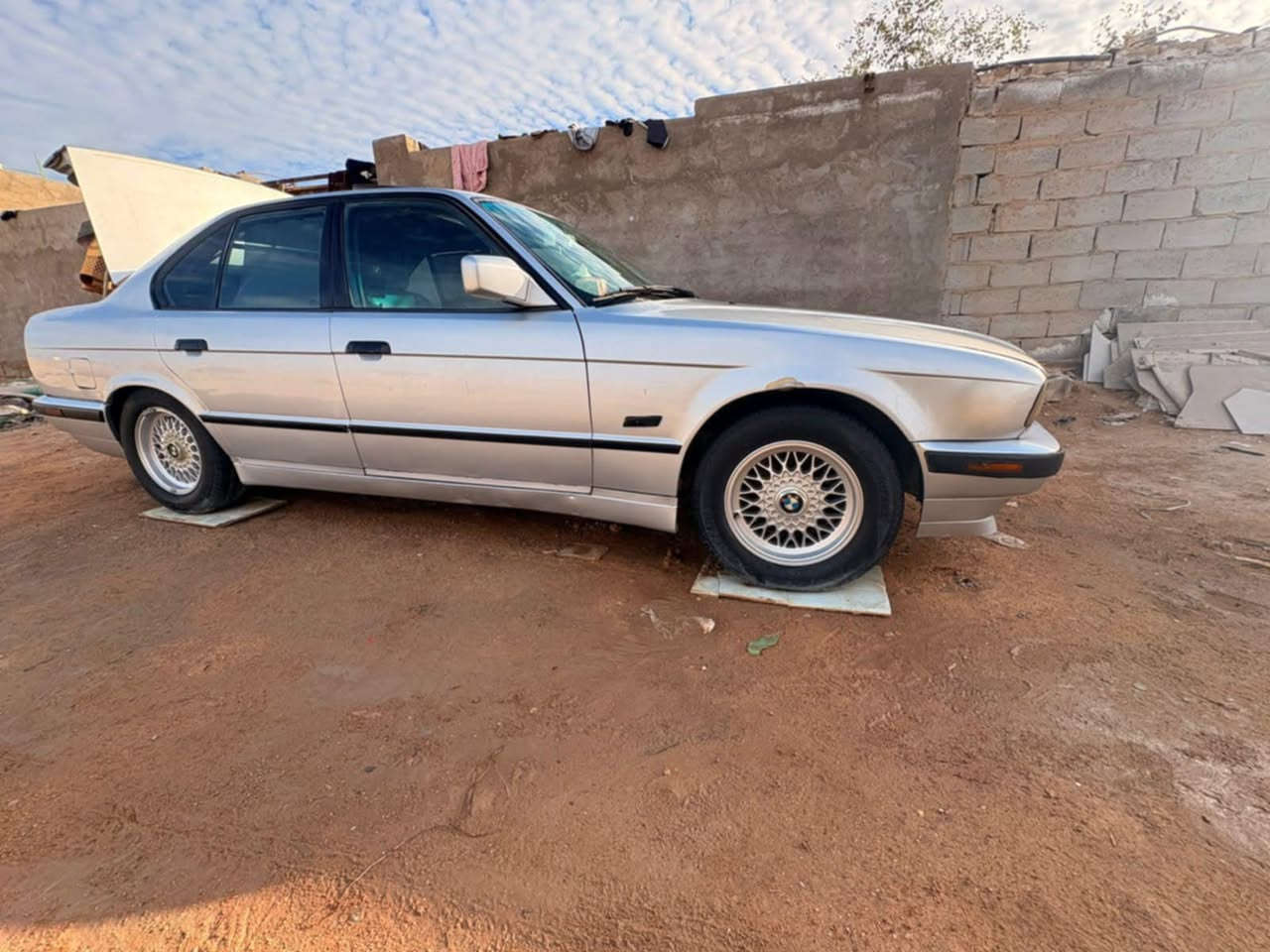 سلام عليكم BMW 525i 1990
كفالة عامة عدا صبغ عام جمالية بدون ضربة
6 سلندر 
حدادية 100/60
تخم تاير 
محرك كير اوتو شرط كفالة 
كهربائيات كاملة 
دواخل جلد بلادية 
 بردات سلايت
ترايك 200 
سعر 59 وبيها مجال حگ جيتك مكان نجف نقص سنتر لوك فقط،


**إذا كنت صاحب هذا الإعلان وتريد حذفه لأي سبب، رجاءا أرسل رسالة إلى الدعم الفني**