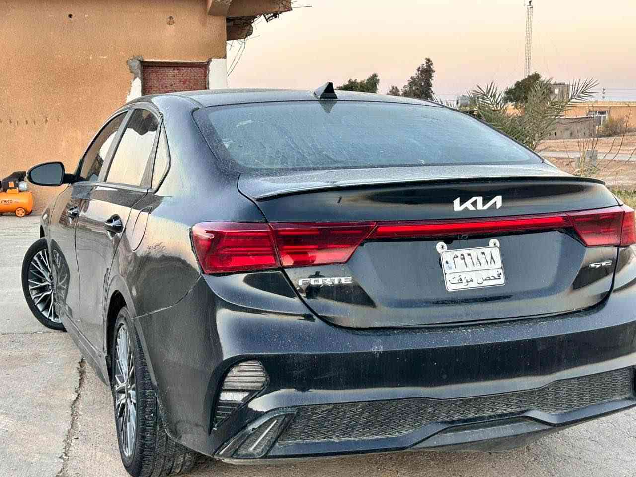 للبيع كيا فورتي GT Line موديل 2024
 • الفئة: GT Line
 • فول مواصفات ما عدا فتحة السقف
 • اللون: أسود
 • الممشى: 20 ميل فقط
 • رقم فحص مؤقت

الضرر:
 • جام لغ خلفي
 • ربع الباب الخلفي

⸻

المواصفات والتجهيزات:

🚗 المحرك والأداء
 • محرك 4 سلندر
 • قير أوتوماتيك
 • أوضاع قيادة (Sport / Normal)

🛞 الويل والتصميم الخارجي
 • ويلات رياضية ألمنيوم GT Line
 • مصابيح أمامية LED
 • إضاءة نهارية LED
 • مرايات جانبية كهرباء مع إشارات
 • جناح خلفي GT Line
 • عادم رياضي (ديزاين GT)

🛡️ الحساسات والرادارات (أنظمة السلامة)
 • حساسات أمامية
 • حساسات خلفية
 • رادار النقطة العمياء (Blind Spot)
 • رادار الخروج عن المسار (Lane Assist)
 • رادار الاصطدام الأمامي
 • نظام التنبيه من التصادم
 • نظام المحافظة على المسار
 • نظام الثبات الإلكتروني
 • مانع الانزلاق
 • كبح طوارئ

📸 الكاميرات
 • كاميرا خلفية واضحة
 • خطوط ديناميكية مع الحركة

🧠 الداخل والراحة
 • تشغيل بصمة (Push Start)
 • مفتاح ذكي
 • شاشة وسطية كبيرة
 • شاشة معلومات رقمية
 • Apple CarPlay & Android Auto
 • تحكم بالمقود
 • نظام صوتي ممتاز
 • مقاعد جلد + قماش (GT Line)
 • تحكم كهرباء بالمرايات
 • مكيف قوي
 • USB / Bluetooth

⸻

📞 الهاتف***********
📍 العنوان: بغداد – مجمع الزهور – النعيري بغداد, العراق
