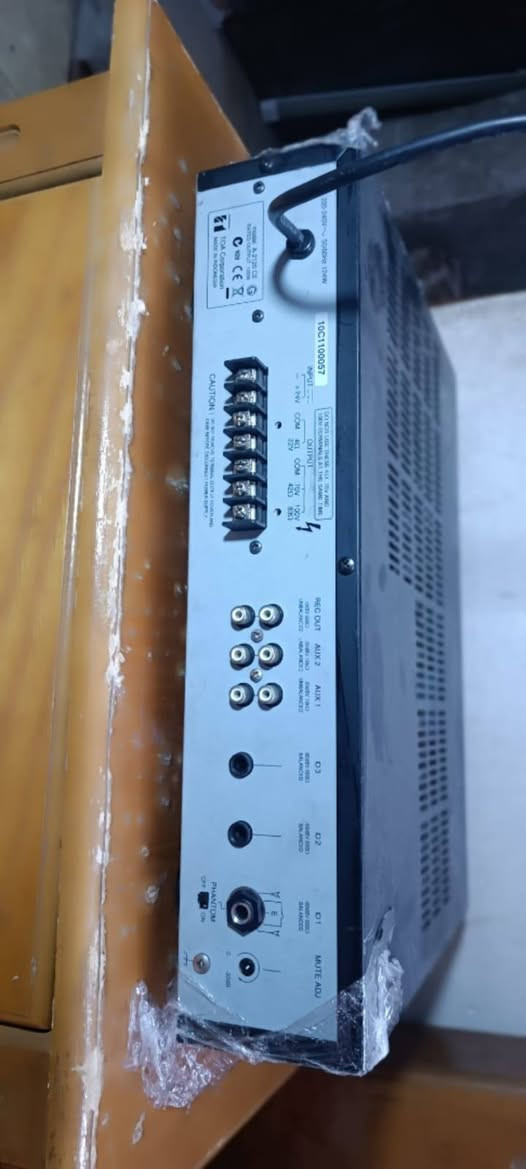 هذا الجهاز هو مضخم صوت (Amplifier) من إنتاج شركة TOA اليابانية، وتحديداً الطراز A-2120. يُعد هذا الجهاز جزءاً من سلسلة A-2000 المصممة للاستخدامات المهنية مثل المدارس، المساجد، وقاعات المؤتمرات.
أبرز مواصفات ومميزات الجهاز:

القوة: يوفر طاقة مخرجة تصل إلى 120 واط، مما يجعله مناسباً للمساحات الكبيرة.

المداخل: يحتوي على 3 مداخل للميكروفونات (بخاصية التوازن الإلكتروني) ومدخلين إضافيين (AUX) لتوصيل مصادر صوتية أخرى مثل المشغلات الموسيقية.

التحكم: لوحة أمامية سهلة الاستخدام تتيح التحكم الدقيق في مستوى الصوت، بالإضافة إلى إمكانية ضبط طبقات الصوت العالية (Treble) والمنخفضة (Bass).

التصميم: يتميز بتصميم متين ولون أسود، وهو مصمم ليدوم طويلاً مع أداء صوتي واضح ونقي.


**إذا كنت صاحب هذا الإعلان وتريد حذفه لأي سبب، رجاءا أرسل رسالة إلى الدعم الفني**