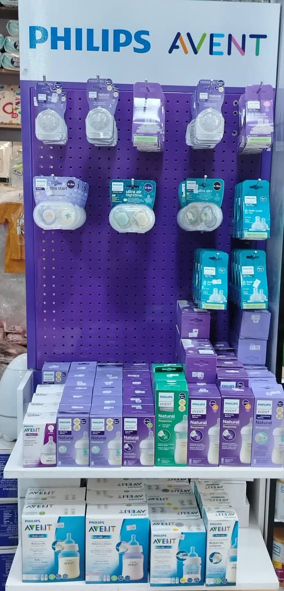 رضاعات فيليبس أفينت (Philips Avent)
وهي واحدة من أشهر وأفضل رضاعات الأطفال لأنها مصممة لتشبه الرضاعة الطبيعية وتوفر راحة قصوى للطفل.
​ أهم أنواعها ومميزاتها:
​تنقسم رضاعات ايفنت الي شكلين  تناسب احتياجات طفلك:
​1. رضاعات Avent Natural (الطبيعية)
مصممة خصيصاً لتشبه ثدي الأم، مما يسهل على الطفل الدمج بين الرضاعة الطبيعية والصناعية دون رفض أي منهما.
 تتميز بوجود حلمة حديثة حيث لا ينزل منها الحليب إلا 
​ عندما يمص الطفل بنشاط فإذا توقف الطفل ليتنفس، يتوقف تدفق الحليب تلقائياً، مما يمنع الشرقة أو التدفق الزائد.
​2. رضاعات Avent Anti-colic (المضادة للمغص)
مصممة خصيصاً للأطفال الذين يعانون من كثرة الغازات والمغص.
​إذ تحتوي على صمام مدمج يمنع دخول الهواء إلى بطن الطفل أثناء الرضاعة

تتوفر الآن جميع الأشكال والاحجام من رضاعات ايفنت الأصلية في مركز بيت الطفل
*ملاحظة  (  جميع منتجات شركة  ايفنت الموجودة في المركز هي منتجات أصلية وحصرا من الوكيل الرسمي  المعتمد في العراق )

الموقع #الانبار_قضاء_هيت_مجاور_مركز_شرطه_هيت
مقابل #مكتبة_البروج
للطلب والاستفسار ***********
يتوفر توصيل داخل وخارج قضاء هيت
#بيت_الطفل #AVENT
