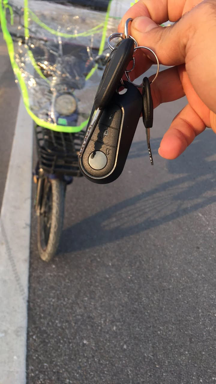 السلام عليكم
للبيع دراجه شحن بطارية ٤
حجم ٢٠ حديدة 
السعر ٢٥٠
بغداد الحسينية رقم ***********
